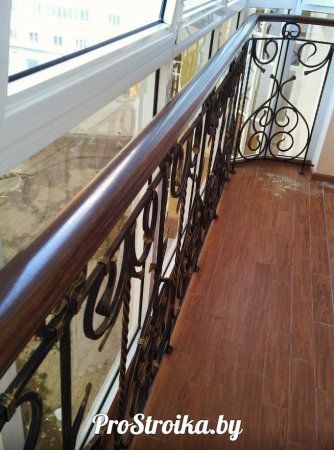 Французский балкон с художественно-кованными перилами